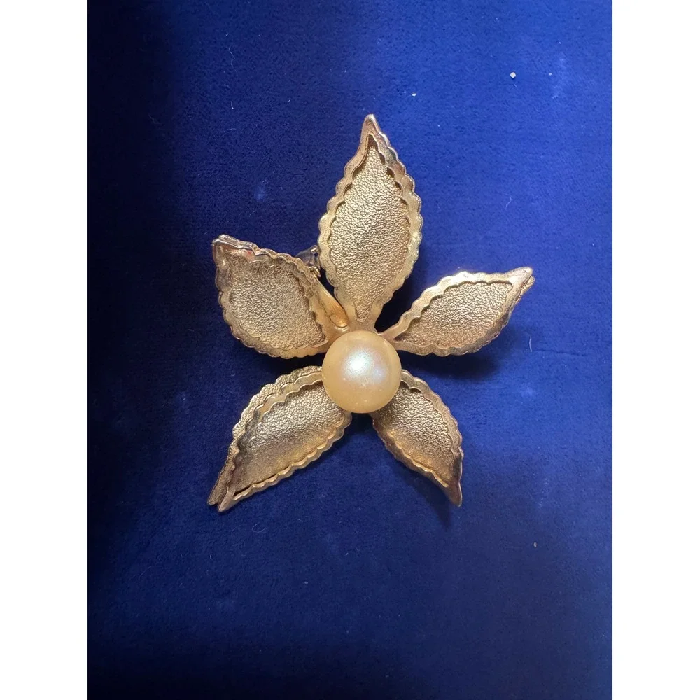 Vintage Gold Tone Textured Flower Brooch Faux Pearl Center Scalloped Petals 2